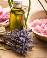 Aromatherapie bei Krebspatienten: ein Strauß Lavendel neben Aromaflasche