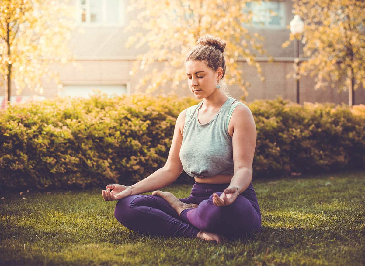 Yoga für Krebspatienten: Krebsbetroffene im Schneidersitz beim Meditieren